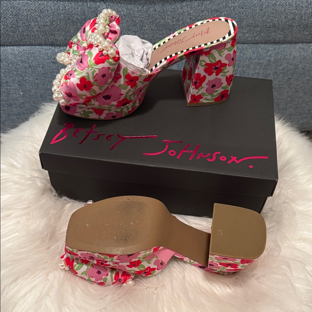 Betsey Johnson Floral Pearl Heels - Picture 4 of 4